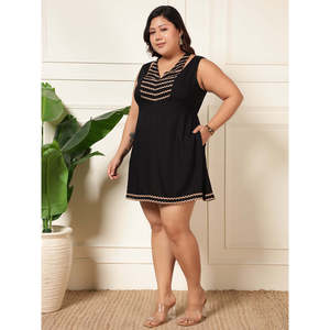 Deebaco Robe mini décontractée en mousseline de soie pour femme, grande taille, noire, sans manches, col en V, coupe trapèze, avec broderie contrastante - Product Image 3