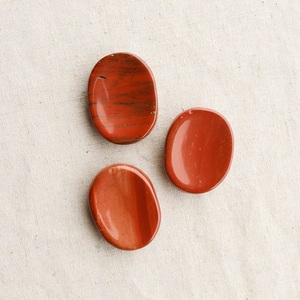 Precio al por mayor en Soha Agate Natural Red Jasper Crystal Thumb Stone Smooth Palm Stone para relajación y meditación en venta - Product Image 3