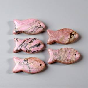 งานแกะสลักปลาจากคริสตัลโรโดโครไซต์ธรรมชาติ - ปลาจากอัญมณีทำมือสำหรับทำเครื่องประดับและบำบัดรักษา - Product Image 1