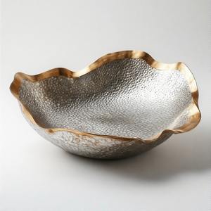 RadiantBloom Partyware Bowl The Imperial Opulence Regal Cuenco de servicio hecho a mano chapado en oro con adornos Royal Crest - Product Image 1