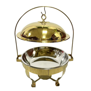 Plat à réchaud en or au design classique, idéal pour les hôtels, les restaurants ou l'usage domestique, pour garder les aliments parfaitement au chaud. - Product Image 1