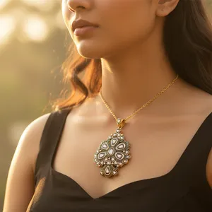 จี้ดอกไม้ชุบทองสำหรับผู้หญิงพร้อมจี้เพชรและเครื่องราง - Product Image 1