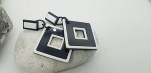 Pendientes de resina acrílica personalizados Pendientes de resina irregulares Joyería de verano Pendiente de resina de comunicación blanco y negro - Product Image 3