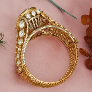 Anillo elegante con acabado Dorado de la mejor calidad de diseñador a la moda para la función y la colección de ropa de boda para fiestas para mujeres y niñas - Product Image 1