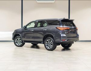 Toyota Fortuner SUV Usada en Venta, Modelo Hilux RAV4 Wish, Opciones de Combustible Diésel y Gasolina, Caja de Cambios Manual y Automática, Turbo, Tracción en las Cuatro Ruedas - Product Image 1