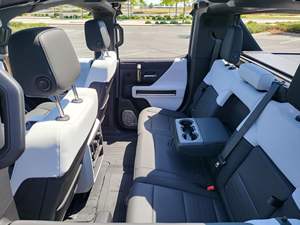 G M HUm-m Er EV Pickup Edición 1 2022, 1000 Caballos de Fuerza, Tracción en las Cuatro Ruedas, Techo Desmontable, Asientos de Cuero, Faros LED, Techo Panorámico Automático - Product Image 6