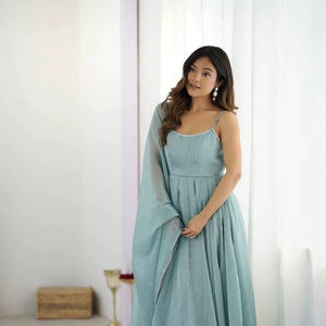 Ensemble de fête tendance pour femmes, style indien, en soie froissée, haut et pantalon avec broderie à chaud sur les quatre côtés, dupatta - Product Image 1