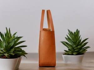 Timeless Heritage Bolso bandolera de cuero genuino con perfección artesanal - Product Image 4