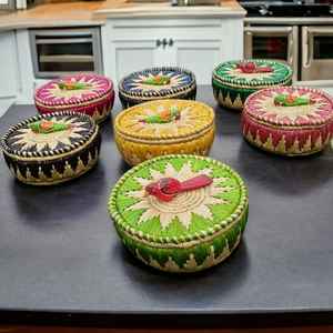 Panier en osier élégant tissé à la main herbe de lune naturelle écologique multicolore avec couvercle prix de gros pour boîte de rangement domestique emballée - Product Image 6