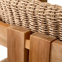 Chaise de jardin moderne et durable Donola avec dossier et assise en teck massif et rotin tressé pour utilisation en extérieur dans les parcs et les villas