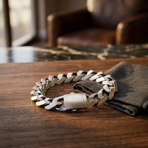 Bracelet de luxe en maille cubaine plate épaisse, brossé avec des bords biseautés argentés, chaîne entrelacée, fermoir boîte - Product Image 1