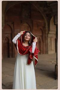 Elegante Traje Anarkali Blanco con Dupatta de Terciopelo, Ropa Étnica Sofisticada para Bodas y Ocasiones Festivas - Product Image 4
