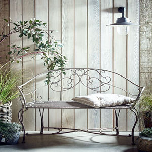 Un banc en métal vert olive enchanteur avec un dos incurvé gracieux comportant un arbre, des oiseaux, disponible aux prix de gros. - Product Image 4