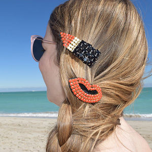 Rouge à lèvres et épingle à cheveux en cristal rouge avec motifs brodés en strass - Product Image 1