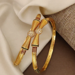 กำไลทองเหลืองที่ออกแบบอย่างหรูหราพร้อมด้วยลวดลายดอกไม้สีดำและกระจุกหินสีขาวและสีแดงขนาดเล็กในราคาขายส่ง - Product Image 5