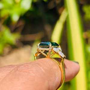 Gran oferta, anillo de diamante de moissanita verde azulado de corte esmeralda de lujo con joyería fina chapada en oro brillante para mujer a la venta - Product Image 2