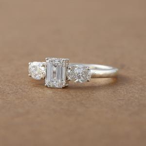 Lujoso anillo de compromiso de tres piedras Corte Esmeralda Diamantes cultivados en laboratorio 950 Platino 14K Chapado en oro Regalo de aniversario Certificado IGI - Product Image 6