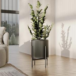 Maceta de diseño de metal dorado elaborada con detalles artísticos que brinda un aspecto lujoso y elegante a los interiores - Product Image 4