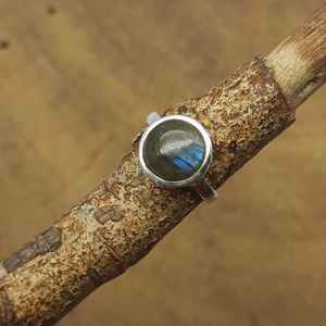 925แหวนเงินสเตอร์ลิงโบฮีเมียนทำด้วยมือดีไซน์ทันสมัยแบบโบฮีเมียนชุดวงดนตรีเรียบง่ายพร้อมอัญมณีลาบราดอไรต์ช่างฝีมือเครื่องประดับที่ทำด้วยมือของขวัญ - Product Image 1