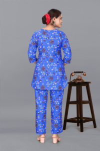 Ensemble coordonné en poly-rayonne imprimé bleu pour femme, col rond, éco-responsable, durable, décontracté, export Inde, du S au 3XL - Product Image 3