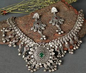 Conjunto de Collar de Templo de Plata Oxidada con Piedra Verde, Joyería India, Regalo para Ella - Product Image 1