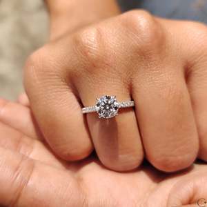 Bague de fiançailles en diamant taille ronde avec un design halo caché unique - Product Image 4