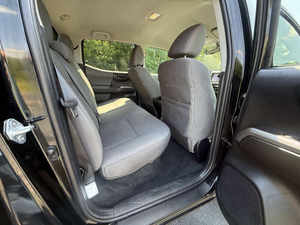 Véhicule d'occasion 2023 SR5 V6, conduite à gauche, faible kilométrage, transmission automatique, sièges en cuir, tout en parfait état, prêt à être expédié. - Product Image 5