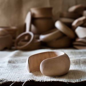 Beaux ronds de serviette en bois naturel pour les repas à la maison et les réceptions avec des bords lisses et un design rond intemporel - Product Image 3