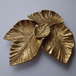 Serveur de fruits secs de luxe en aluminium et verre fabriqué à la main avec trois bols en forme de feuille connectés en finition or antique conçu - Product Image 1