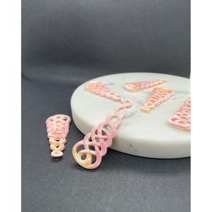 จี้รูปทรงอิสระประดับอัญมณีเคลือบด้วยเพชรประดับหอยสังข์สีชมพู - Product Image 2