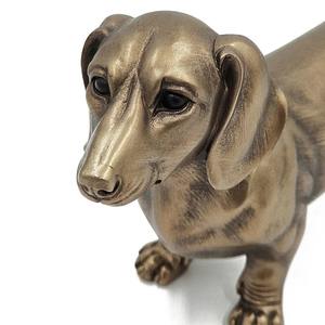 Estatuilla única de poliresina Dachshund con acabado de bronce metálico para exhibición de mesa de centro y pieza de acento interior moderna - Product Image 4