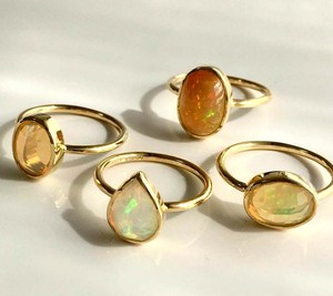 Popular ópalo etíope 10x12mm forma ovalada conjunto de bisel de piedras preciosas chapado en oro plateado anillo de banda fina joyería hecha a mano para novia - Product Image 2