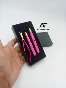 แหนบดึงขนคิ้วสีชมพูสดแบบมืออาชีพ ปลายเฉียงสีทอง พร้อมใบมีดคม กรรไกรสปริง และกล่องการ์ด โลโก้สั่งทำได้ - Product Image 6