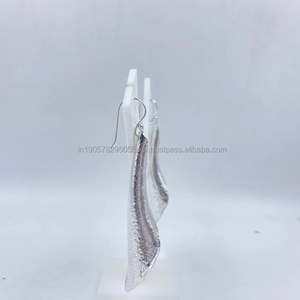 Boucles d'oreilles à breloques plaqué or de style vintage moderne au meilleur prix en argent pur blanc pour femmes. pour les mariages, les fêtes ou les cadeaux - Product Image 1