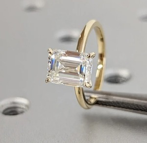 Bague de mariage en diamant de laboratoire taillé en émeraude de 1.5 ct belle bague en diamant en or jaune 14 carats bague solitaire cadeau de mariage pour elle - Product Image 6