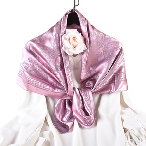 ผ้าคลุมไหล่ซาตินสำหรับผู้หญิงผ้าพันคอผ้าไหมโพลีเอสเตอร์ทนทานลายเมฆมีกลิ่นหอมแบบใหม่หรูหราออกแบบได้ตามต้องการ - Product Image 2