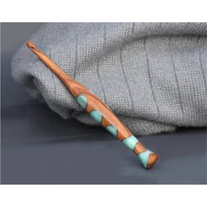 Crochet en bois de luxe fait main avec incrustation de résine, aiguilles à tricoter, outils de tissage en bois haut de gamme avec logo personnalisé pour le travail du fil - Product Image 1