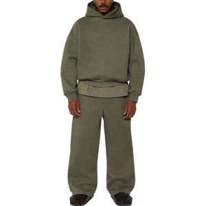 Chándal hecho a medida que es a la vez moderno y funcional, con una mezcla de elementos de diseño elegantes y cómodos - Product Image 1