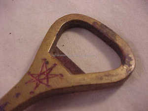 Mini abrebotellas de bolsillo de latón en acabado plateado con diseño vintage perfecto para cerveza, vino y elegante suministro de bodas - Product Image 2