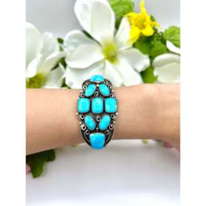 Bracelet manchette artisanal en turquoise bleue de la montagne et argent sterling, style Navajo ancien, bijou de collection culturel - Product Image 5