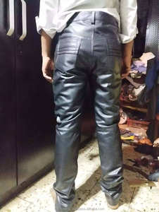 Pantalons en cuir de vache véritable pour hommes en gros, pantalons de haute qualité à bas prix d'usine, teinture unie avec logo sur la taille - Product Image 4