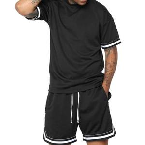 Camiseta y pantalones cortos holgados negros con logotipo personalizado, ropa deportiva, conjunto de chándal corto de 2 piezas para hombre - Product Image 6