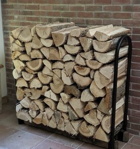 Bûches de bois dur empilées sur palette, coupées rondes pour stockage extérieur. - Product Image 4