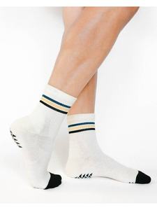 Chaussettes de yoga antidérapantes Crew avec logo personnalisé Conception rayée Coton respirant pour Pilates Vente en gros personnalisée Usine certifiée Vietnam - Product Image 3