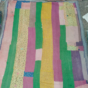 Kantha traditionnel cousu à la main 100% coton fait à la main réversible Kantha durable Vintage fabriqué à la main Boho Chic Kantha - Product Image 1