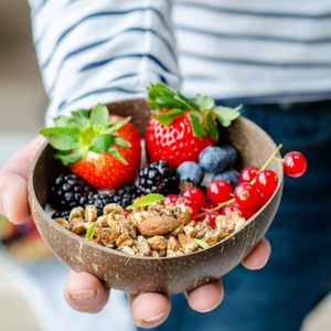 Juego de cuencos de cáscara de coco de acai orgánico, dos cucharas de madera y tenedor, ensalada de vela hecha a mano natural con logotipo personalizado grabado - Product Image 2