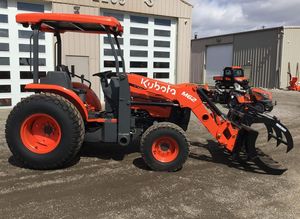 Tracteur à roues Kubota M62 4x4 rouge, chargeuse-pelleteuse agricole multifonctionnelle - Product Image 2