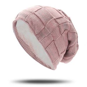 Venta al por mayor en Stock Venta caliente para hombre acrílico colorido grueso invierno sombrero personalizado cuero tejido etiqueta goma parche polar forrado Beanie - Product Image 3