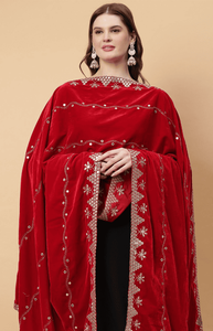 Exquisitos Dupattas de terciopelo de diseñador para mujer, ingeniosamente bordados con bordes de recortes para ocasiones festivas y de boda - Product Image 2