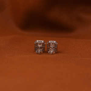 3,50 CT Lab Grown Diamond Emerald Cut Tiney Round Diamond Halo Setting Stud Pendientes 18KT Pendiente de oro sólido Regalo para mujeres - Product Image 5